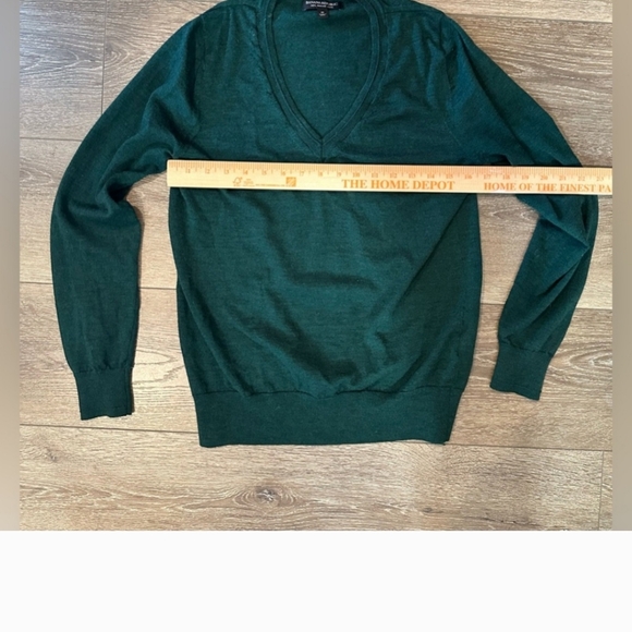 Banana Republic Women's 100% Merino Wool V Neck Sweater Size Medium Green - Picture 3 of 6